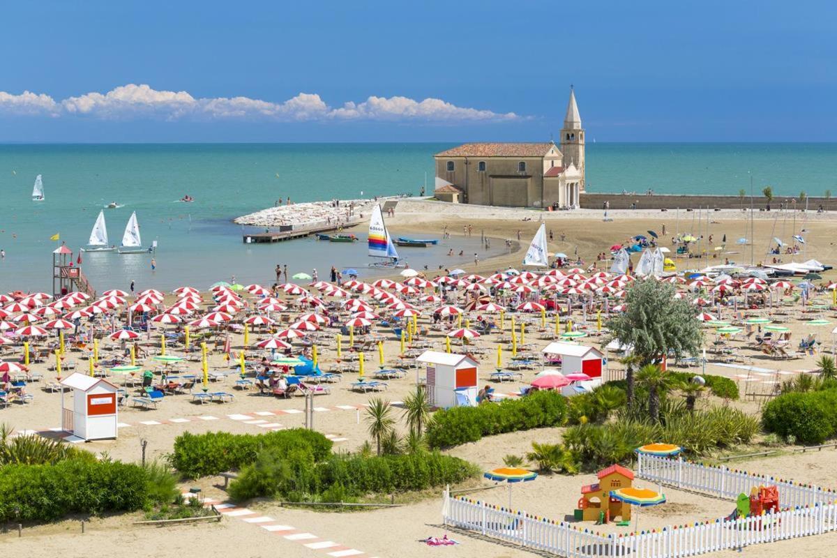 Ampio Bilocale Caorle Lungomare Levante Bagian luar foto